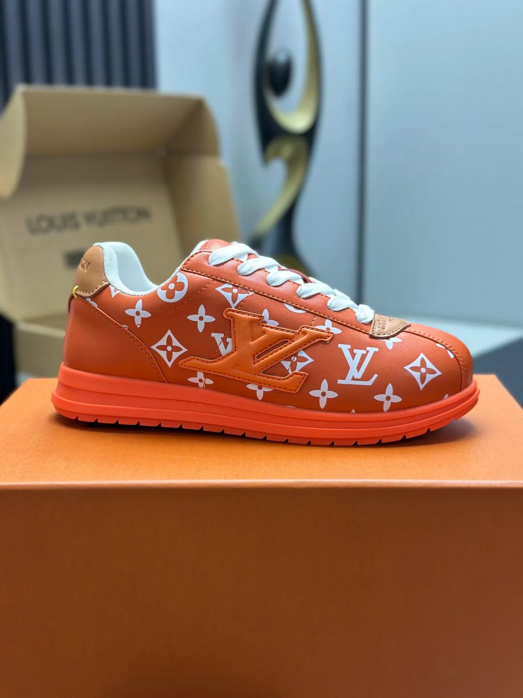 👟👟Ex-factory price 680👟👟 Full set of packaging with airplane box💰Top version LV-Louis Vuitton-classic catwalk new style 1:1 development replica of the original version! ! The upper foot is very comfortable. It is made of luxurious materials and fine workmanship. The midsole is printed with English letters "Made in Europe". The upper is made of calfskin imported from Italy. The side is decorated with the brand's LOGO and signature. The latest latex foot pads and mesh lining make the foot feel super comfortable. The original two-color TPU combination outsole is specially provided by the original factory. Bag technology Goodyear stitched edges Fabric: Exclusive customized first-layer cowhide Accessories: Exclusive private model Vuitton logo, lining: Customized silk mesh lining - first-layer silk cowhide lining Outsole: TPU combination outsole wear-resistant, non-slip and anti-yellowing Foot pads: new latex pads-mesh sweat-absorbent Counter technology: fully computerized sewing machine wire drawing Toe box back cover Hot and cold shaping Full set of pull-top lasts with medium and low logo patterns Special counter packaging - shoelaces, certificate, card, instructions, certificate of quality, dust bag, the most complete packaging on the entire network, women's 35-40 men's 38-46 (38/46 customized, non-refundable! GD9916